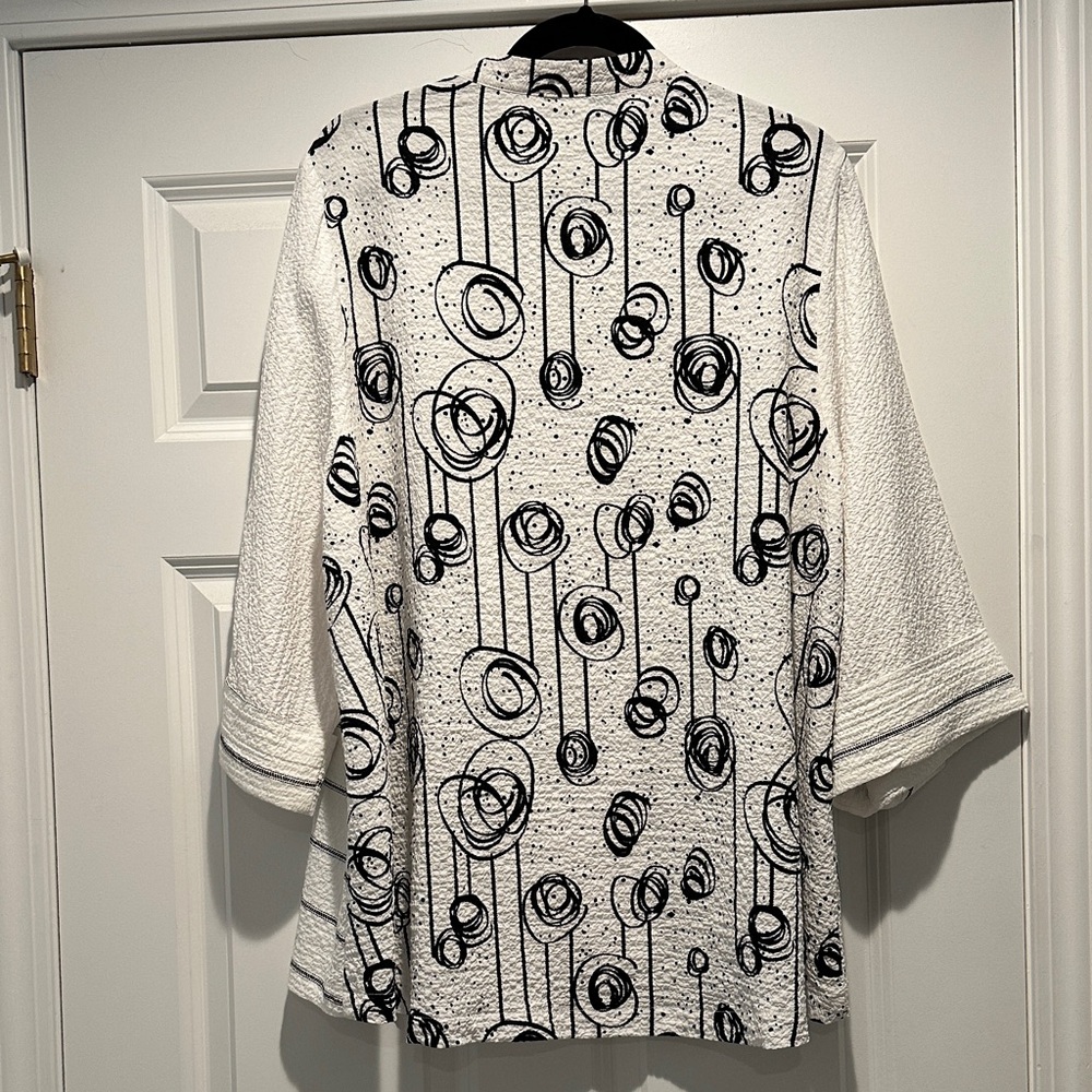 Moonlight Artistic Women's black and white print Blouse with Red Accents XL XXL - Picture 4 of 7